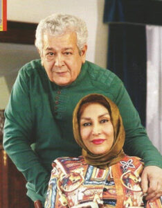 رضا فیاضی با لباس سبز در کنار همسرش