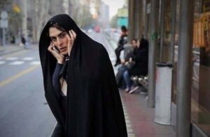 تیپ چادری بهناز جعفری در خیابان در حال صحبت با موبایل