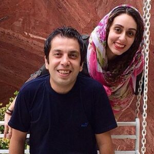 عباس جمشیدی فر با تیشرت مشکی روی تاب و همسرش