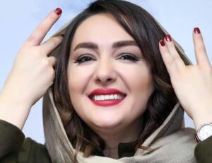 هانیه توسلی در حال لبخند با شال خاکی رنگ