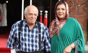 محسن قاضی مرادی با پیراهن چهارخونه و همسرش مهوش وقاری