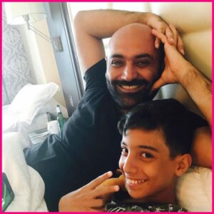 سلفی مهدی کوشکی و پسرش آرسام در یک هتل