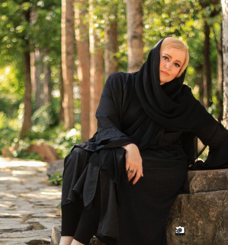 نعیمه نظام دوست با مانتو مشکی - مدل مانتو بازیگران چاق ایرانی