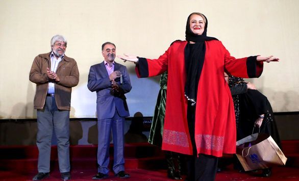 نعیمه نظام دوست با مانتو قرمز - مدل مانتو بازیگران چاق ایرانی