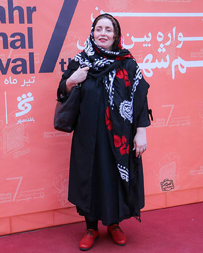 ژاله صامتی با مانتو مشکی - مدل مانتو بازیگران چاق ایرانی