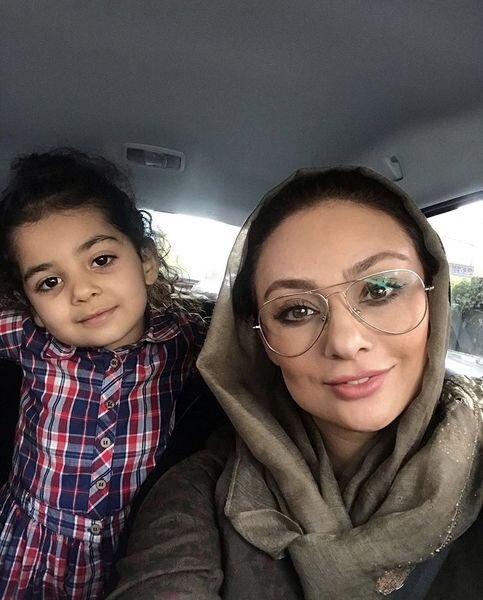 یکتا ناصر با عینک در ماشین به همراه دخترش صوفیا - عکس های بدون آرایش یکتا ناصر