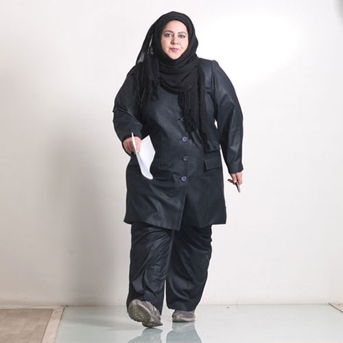شهره لرستانی با شال و مانتو مشکی - مدل مانتو بازیگران چاق ایرانی