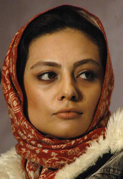 یکتا ناصر در جوانی با شال قرمز - عکس های بدون آرایش یکتا ناصر