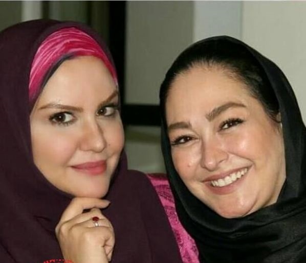 عکس های بدون آرایش الهام حمیدی و روسری مشکی در کنار دوستش 