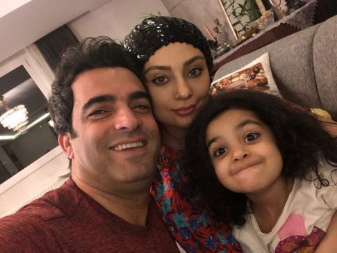 یکتا ناصر با کلاه و همسرش منوچهر هادی و دخترش صوفیا در خانه شان - عکس های بدون آرایش یکتا ناصر