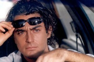 محمدرضا گلزار با عینک آفتابی در ماشین - عمل زیبایی محمدرضا گلزار