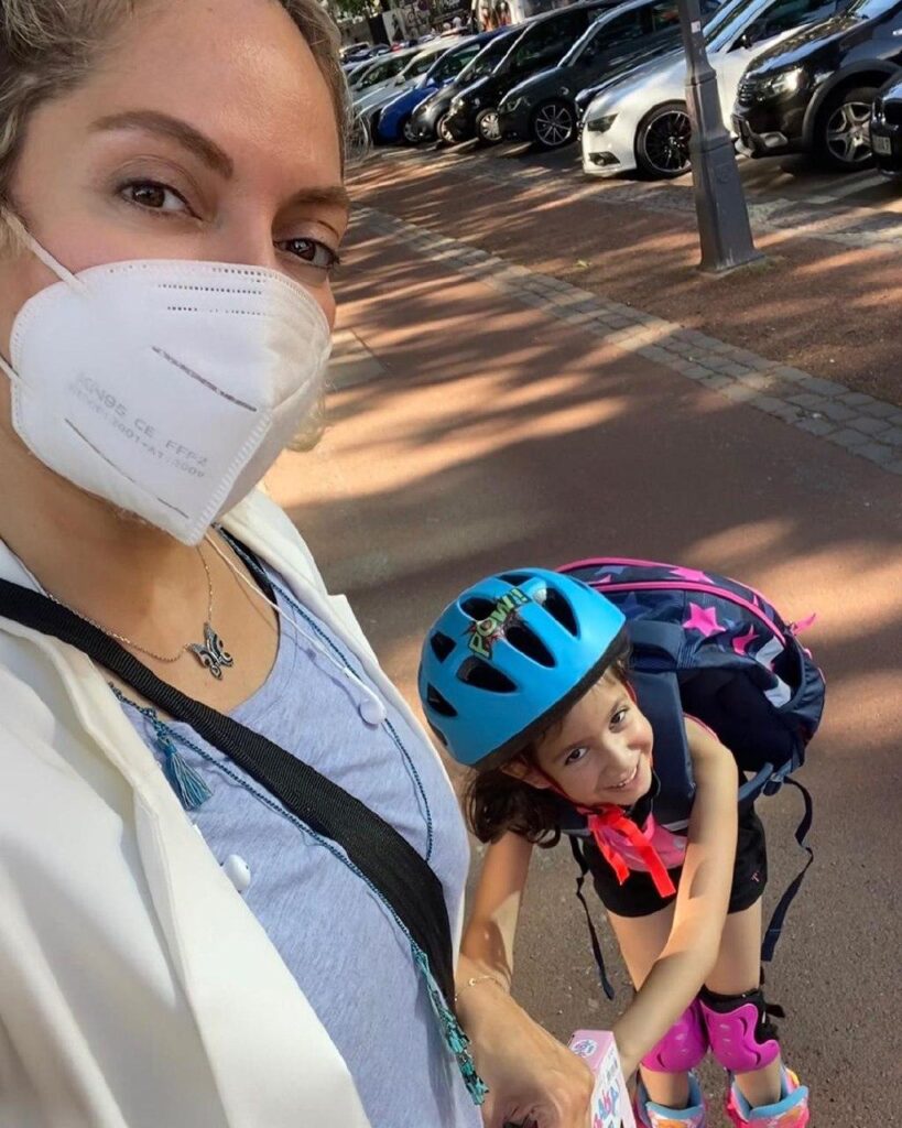 مهناز افشار با ماسک و دخترش با کلاه دوچرخه سواری - عکس های بدون آرایش مهناز افشار