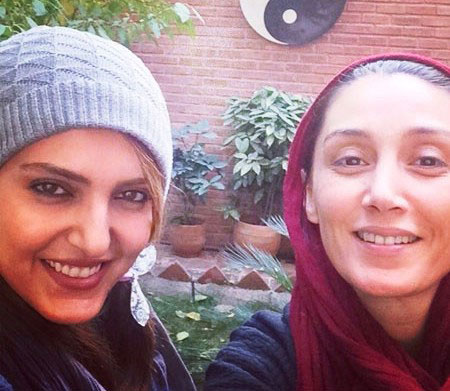 عکس های بدون آرایش هدیه تهرانی با شال قرمز و دوستش با کلاه
