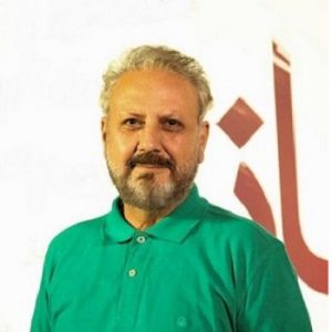 جلیل فرجاد با تیشرت سبز از بازیگران مرد ایرانی بالای 40 سال