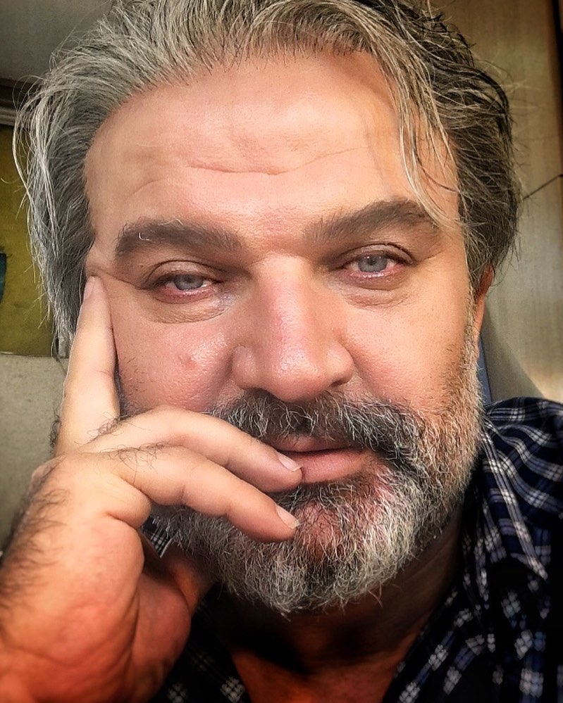 مهدی سلطانی از بازیگران مرد ایرانی بالای 40 سال با لباس چهارخونه