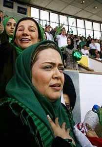 بهاره رهنما با لباس سبز در میتینگ موسوی در انتخابات 88