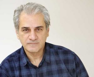ناصر هاشمی با لباس چهارخونه سورمه ای از بازیگران مرد ایرانی بالای 40 سال