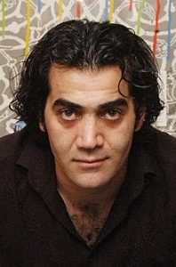 بابک نوری از بازیگران مرد ایرانی بالای 40 سال با پیراهن مشکی