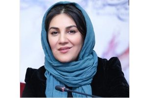 ستاره اسکندری با مانتو مشکی و شال ابی از بازیگران متولد ماه خرداد