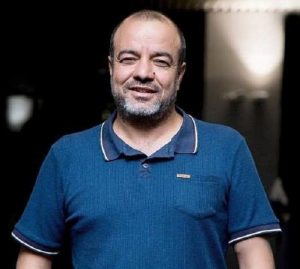سعید آقاخانی از بازیگران مرد ایرانی بالای 40 سال با تیشرت ابی