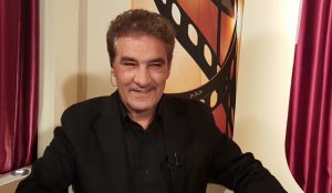 تیپ مشکی جعفر دهقان از بازیگران مرد متولد دهه 30