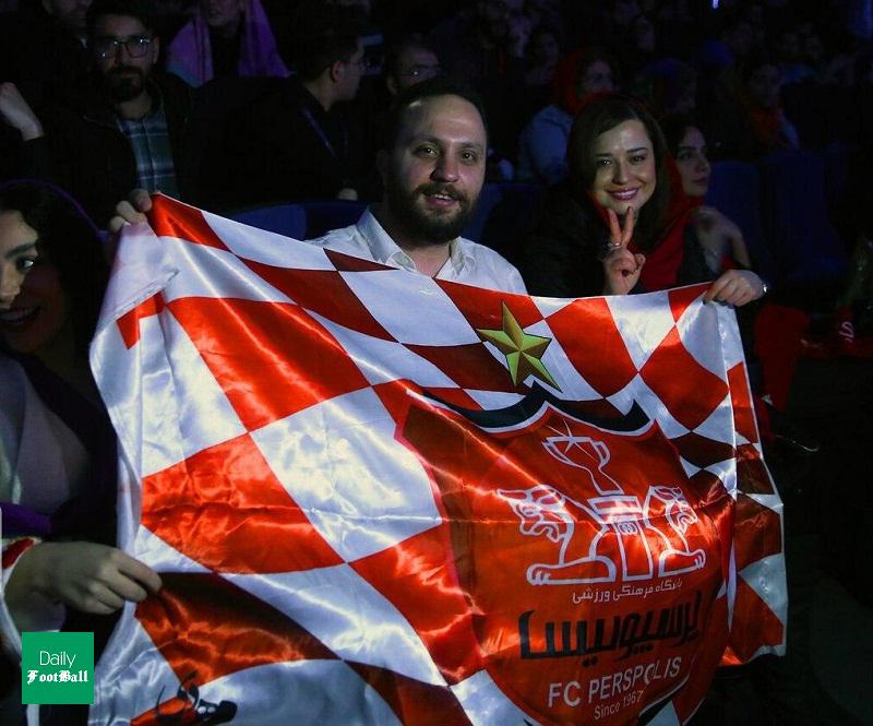 مهراوه شریفی نیا با شال قرمز و پرچم پرسپولیس - مهراوه شریفی نیا طرفدار پرسپولیس