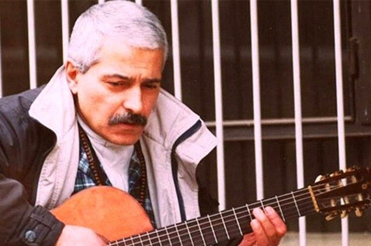 فرهاد مهراد در حال گیتار زدن - شباهت واکین فینیکس و فرهاد مهراد