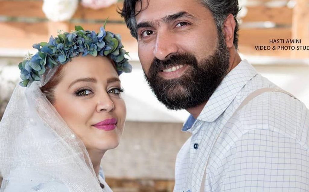 بهاره رهنما با تاج گل آبی و همسرش با لباس رسمی - مهریه بهاره رهنما
