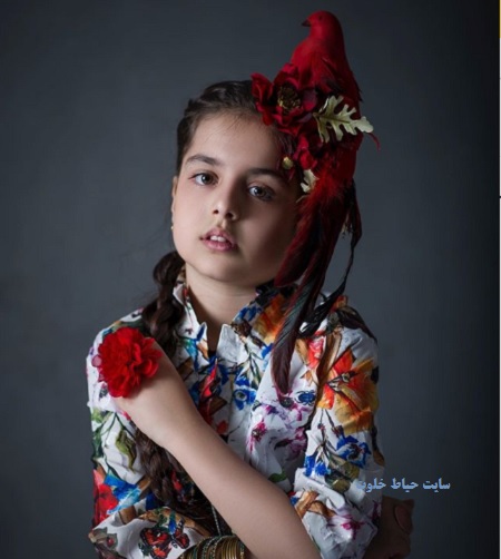 ترنم کرمانیان با لباس گل گلی