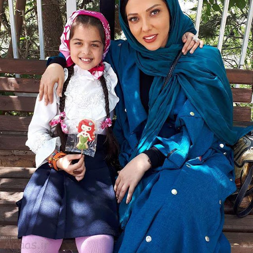 ترنم کرمانیان با لباس سفید و لیلا اوتادی با لباس آبی