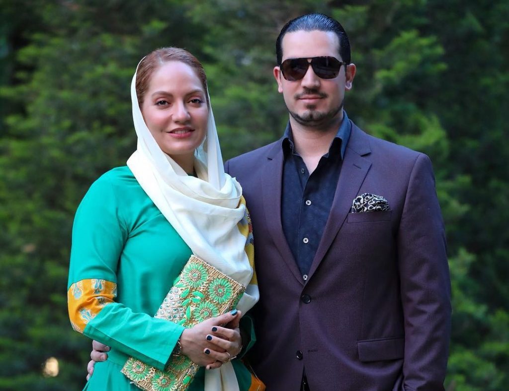 مهناز افشار با شال سفید و مانتو آبی در کنار همسرش - مهریه مهناز افشار