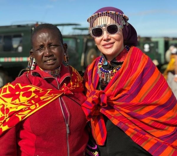 آرام جعفری در کنیا با لباس رنگی
