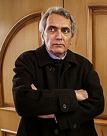 فرخ نعمتی با کاپشن مشکی از بازیگران مرد ایرانی بالای 40 سال