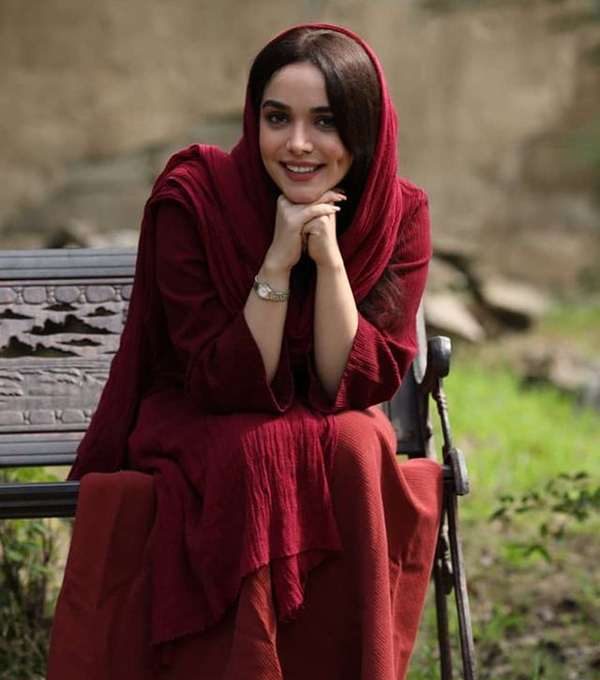 سارا باقری بازیگر گیلانی با لباس قرمز