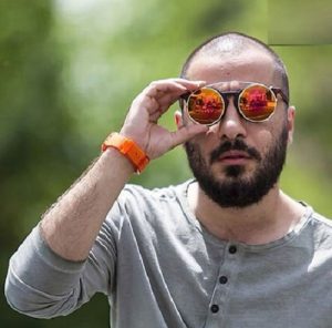 نوید محمدزاده از بازیگران مرد ایرانی با عینک دودی