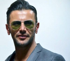 امین حیایی از بازیگران مرد ایرانی با عینک دودی