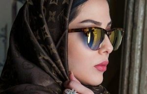 لیلا اوتادی از بازیگران زن ایرانی با عینک دودی