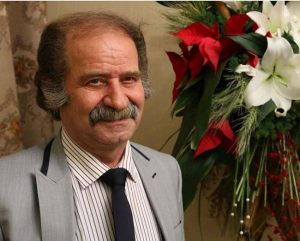 فرج الله گل سفیدی با کت و شلوار و کراوات از بازیگران مرد ایرانی بالای 40 سال