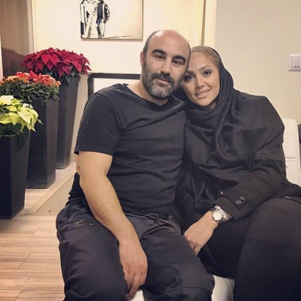 محسن تنابنده چپ دست و همسرش با لباس مشکی