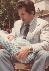 عکس نوزادی بهرام رادان در آغوش پدرش
