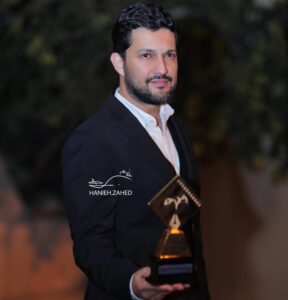 حامد بهداد و جایزه در دستش