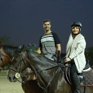 ساره بیات در کنار هادی ساعی در حال اسب سواری