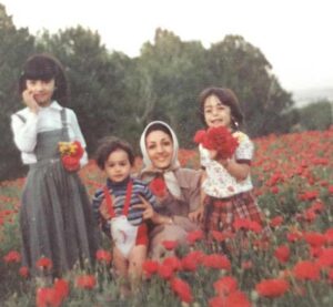 هانیه توسلی در کنار خواهرانش