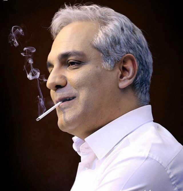 سیگار کشیدن مهران مدیری با پیراهن سفید