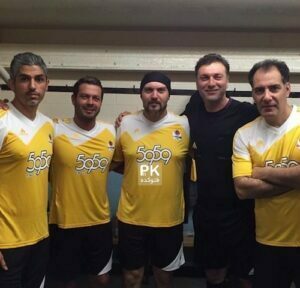 پژمان بازغی در کنار دوستان فوتبالیستش