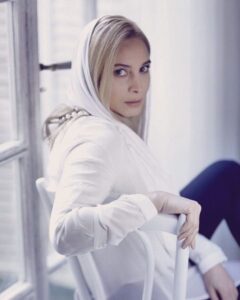 عکس آتلیه ای مریم کاویانی با لباس سفید