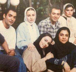 عکس زیر خاکی پرستو صالحی در جمع بازیگران
