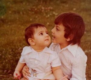 کودکی آرش مجیدی در کنار خواهرش