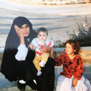 فرشته حسینی در کنار مادر و خواهرش معصومه