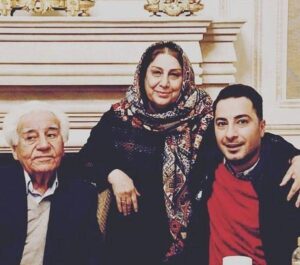 عکسی از نوید محمدزاده به همراه پدر و مادرش